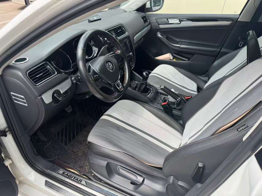 Volkswagen Sagitar 2015 1.6L Manual Comfort 3