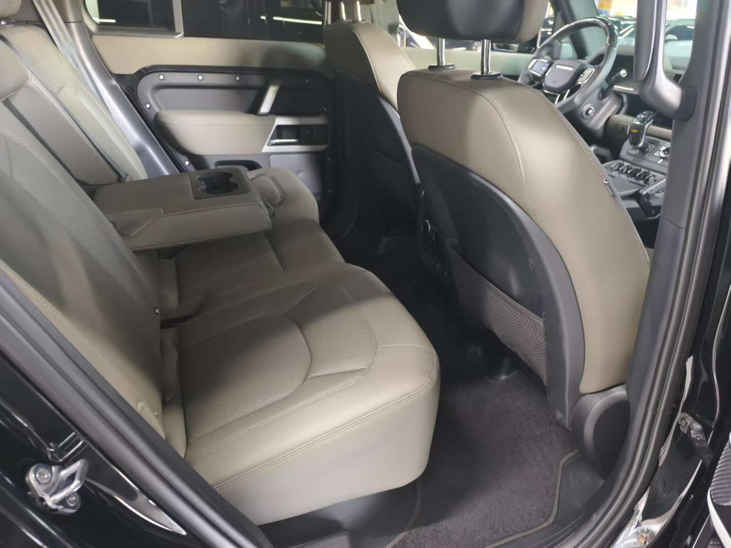 Land Rover Defender 2023 3