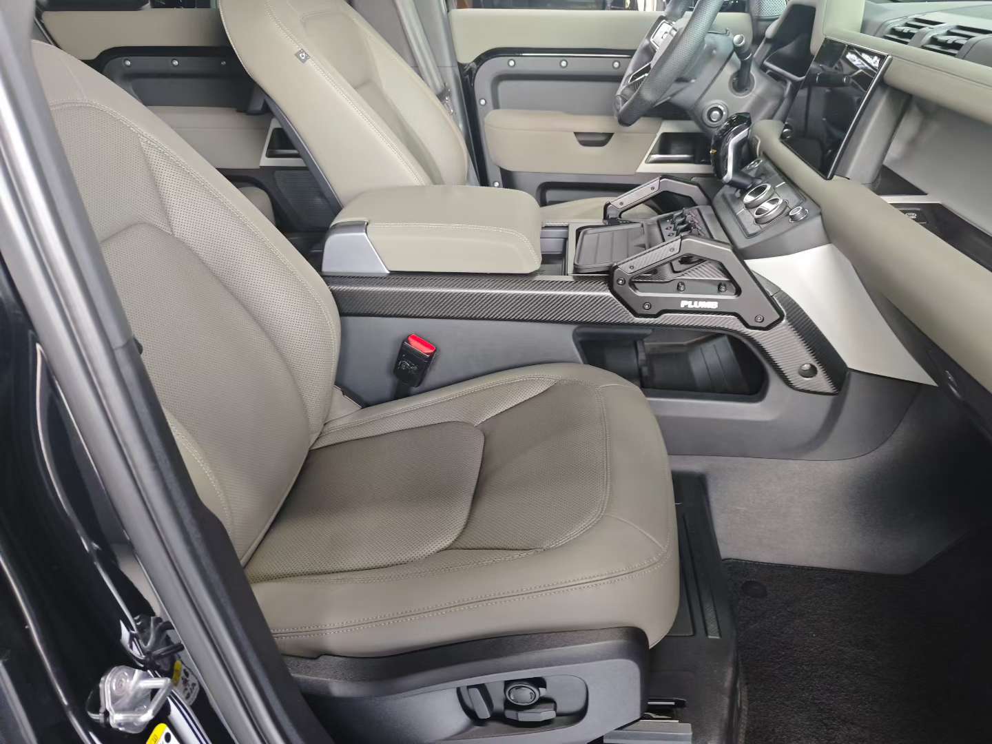 Land Rover Defender 2023 4