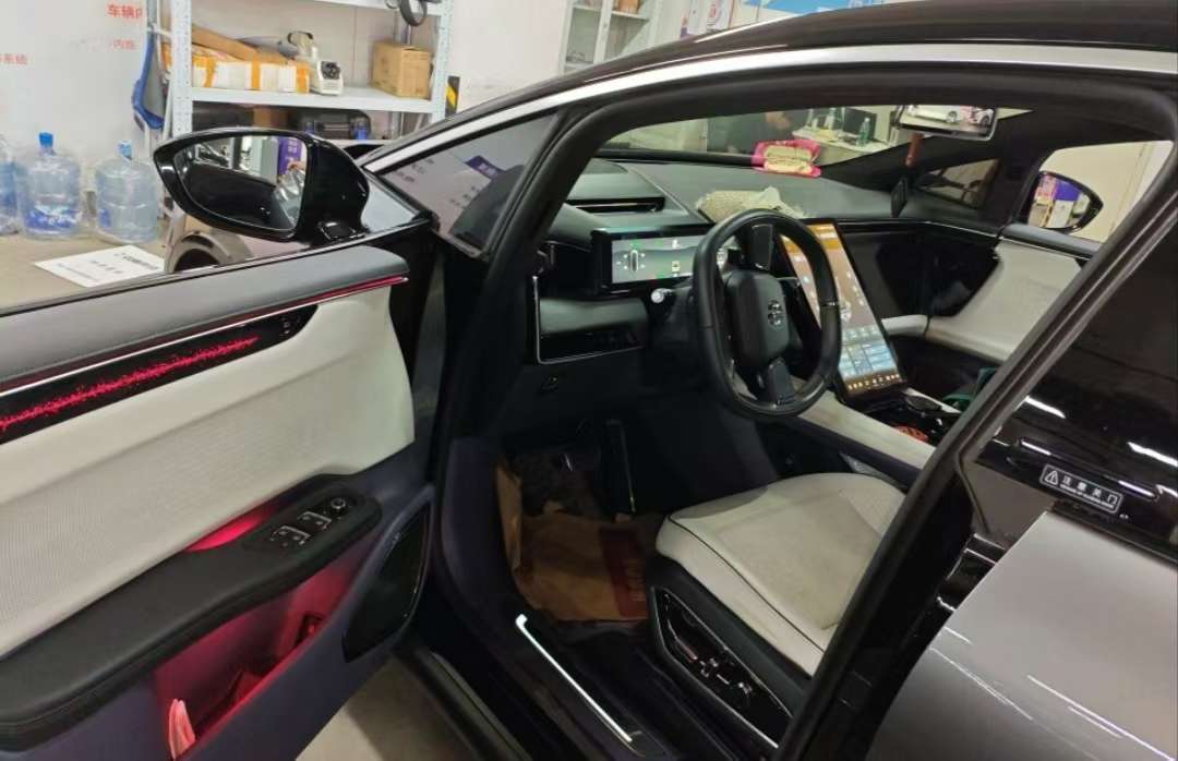 HiPhi X Flagship Edition 6-Seater 3