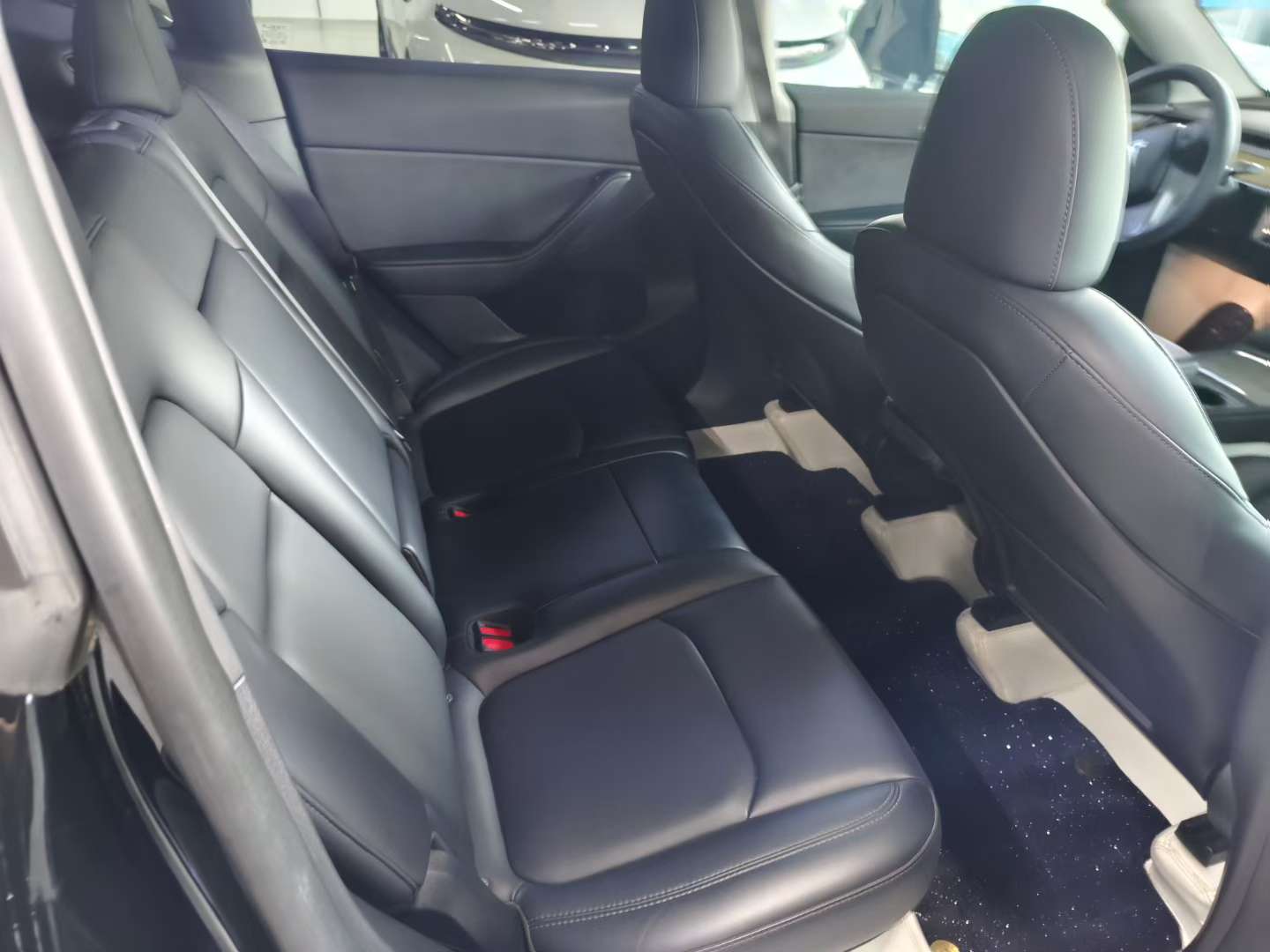 Tesla Model Y Rear-Wheel Drive 4