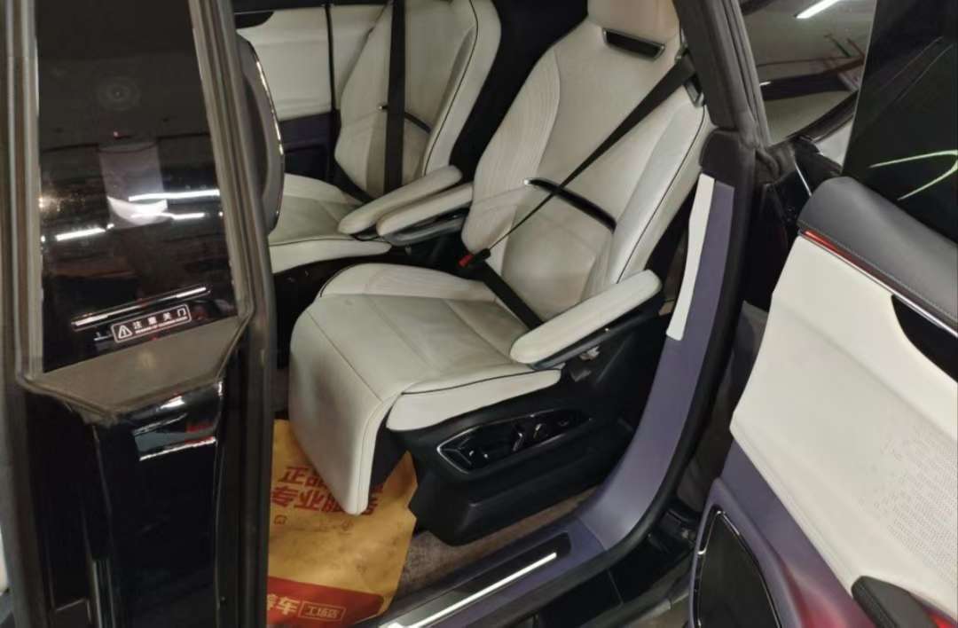 HiPhi X Flagship Edition 6-Seater 4