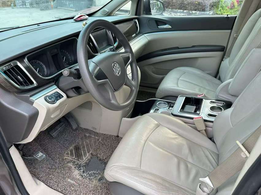 Buick GL8 2.4L CT Luxury 7-Seater Business Comfort Edition 4