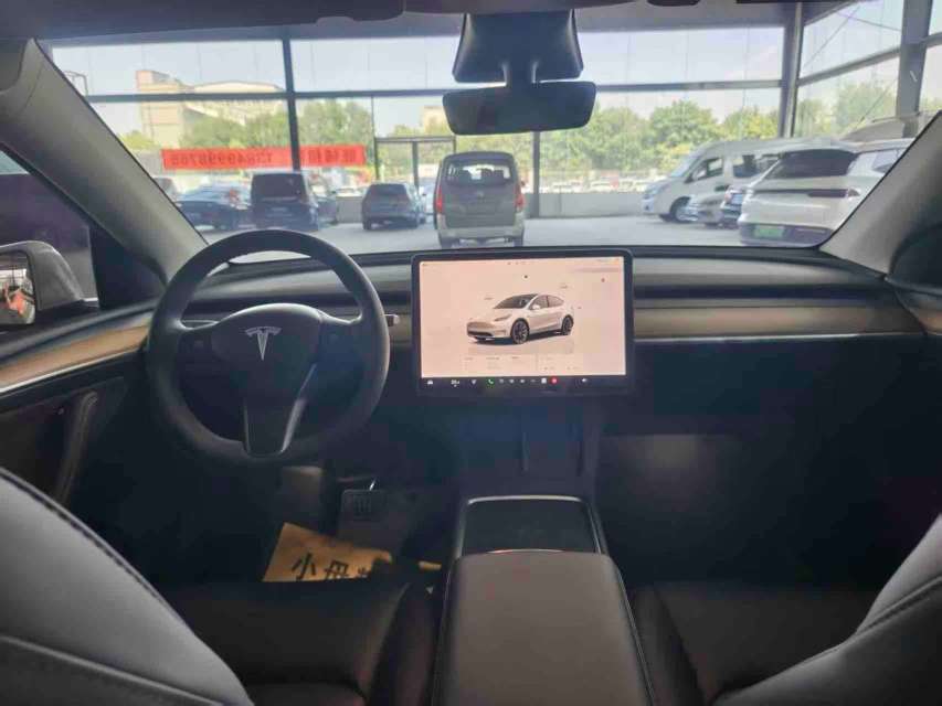 Tesla Model Y 2