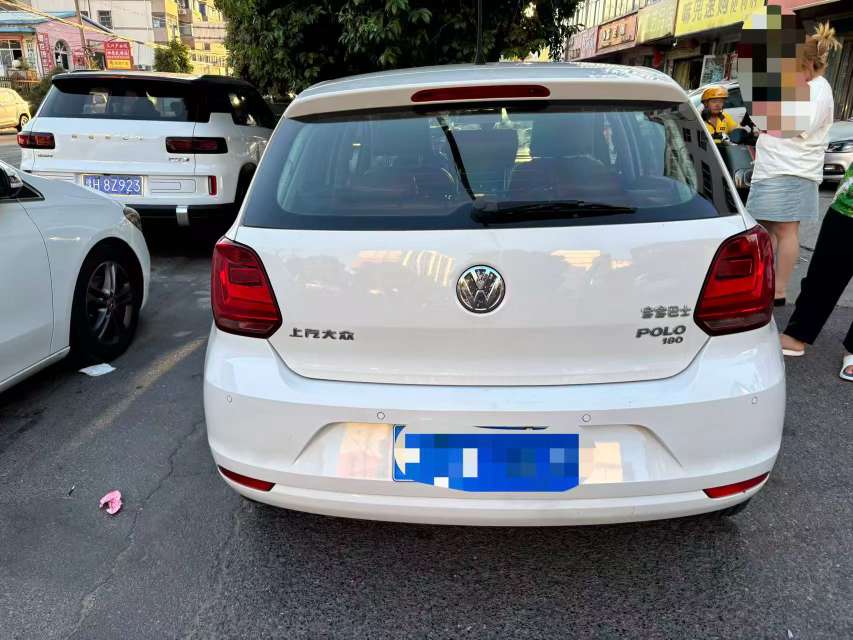 Volkswagen Polo 1.6L with Sunroof 7