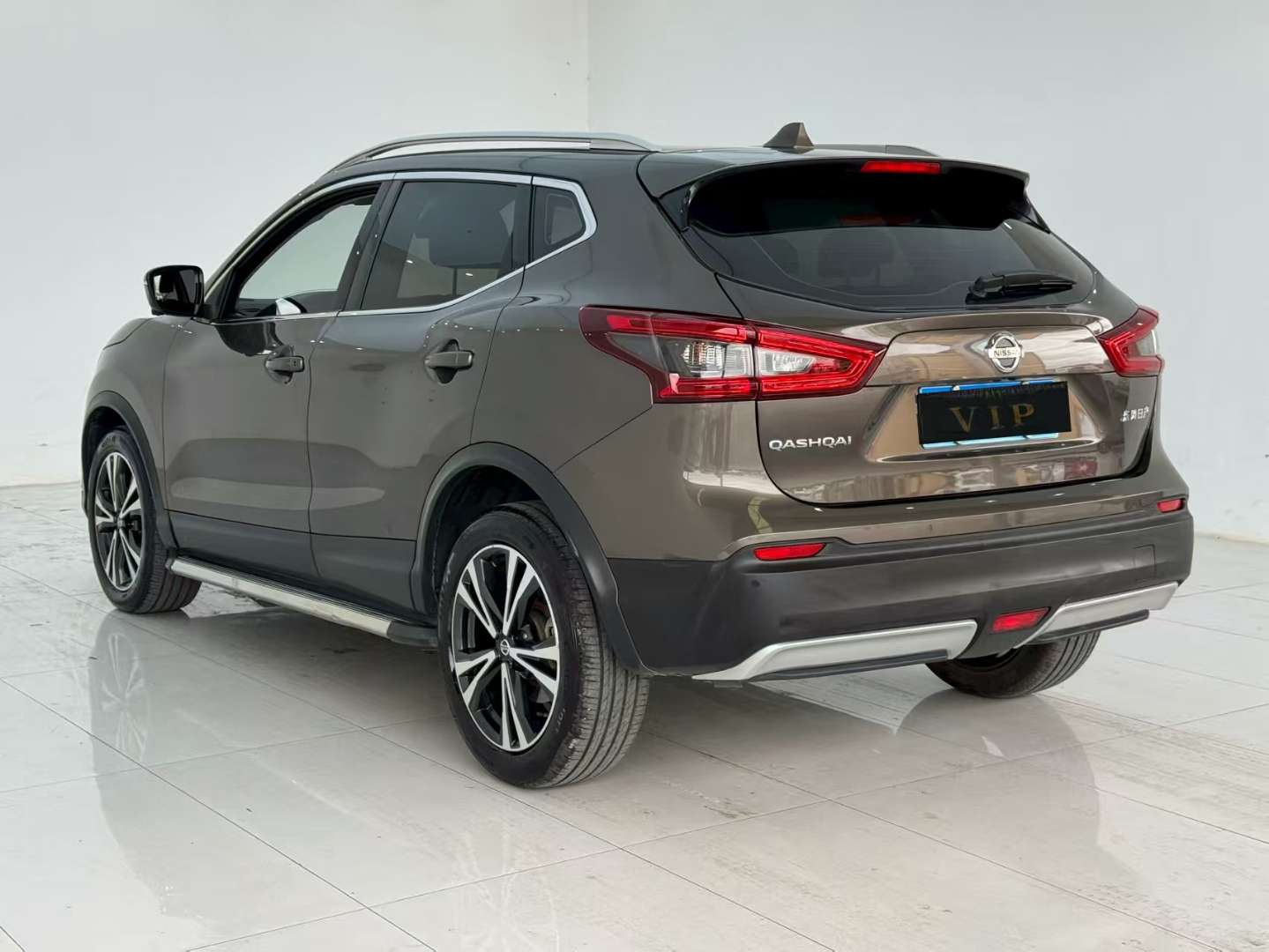 Nissan Qashqai 2.0L Near-Top Trim 7