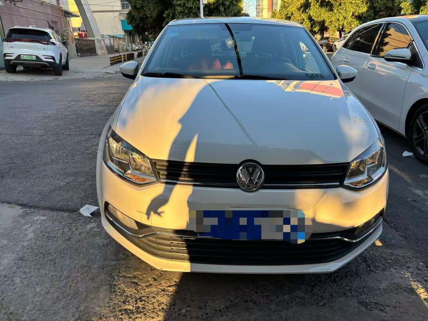 Volkswagen Polo 1.6L with Sunroof 2