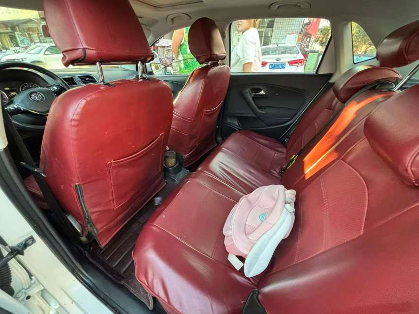 Volkswagen Polo 1.6L with Sunroof 6