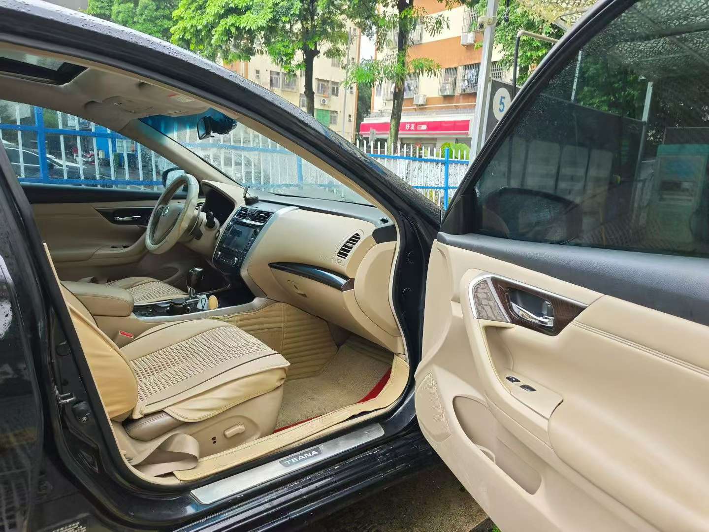 Nissan Altima 2.5L XL Leading 6