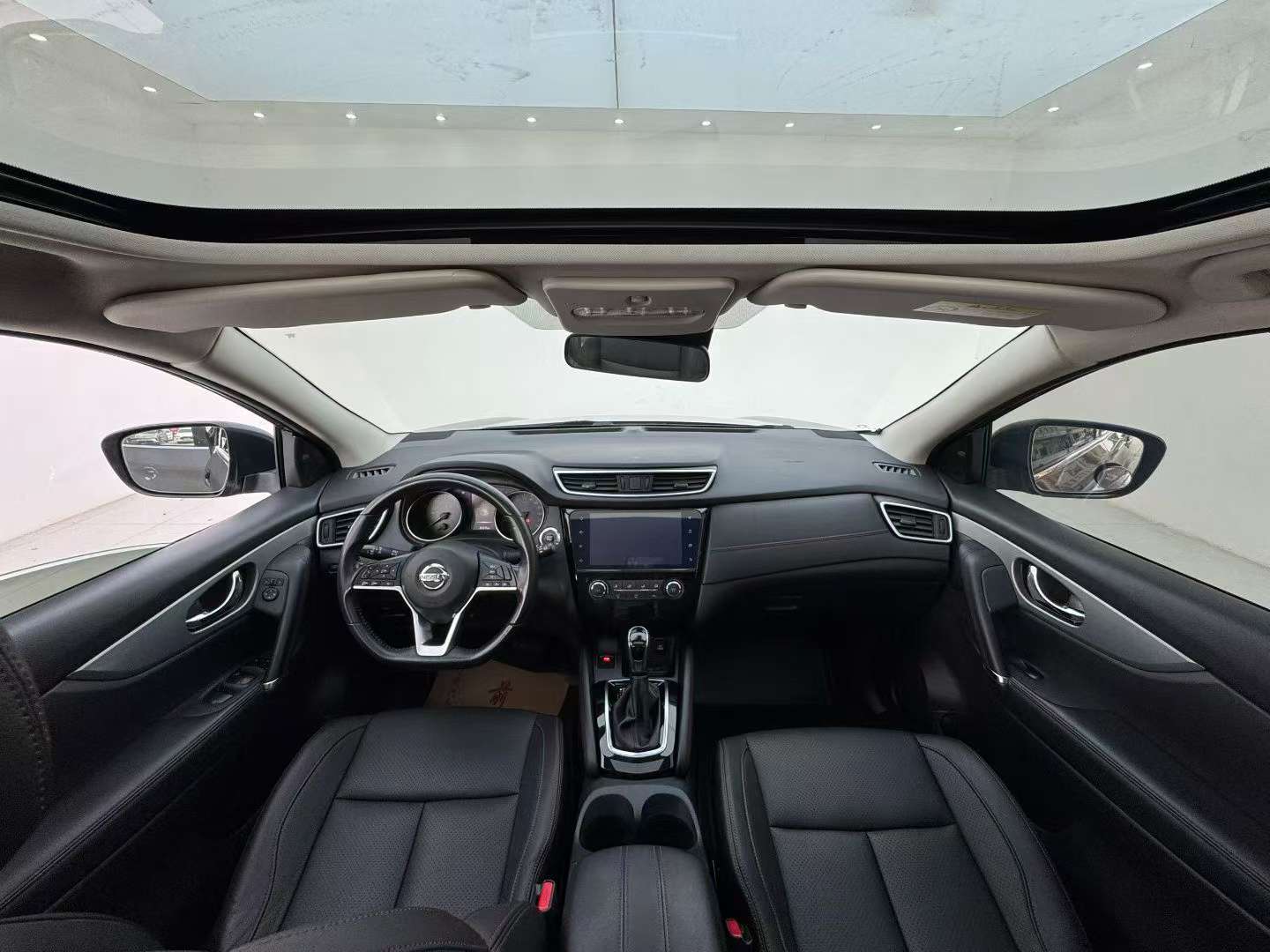 Nissan Qashqai 2.0L Near-Top Trim 4