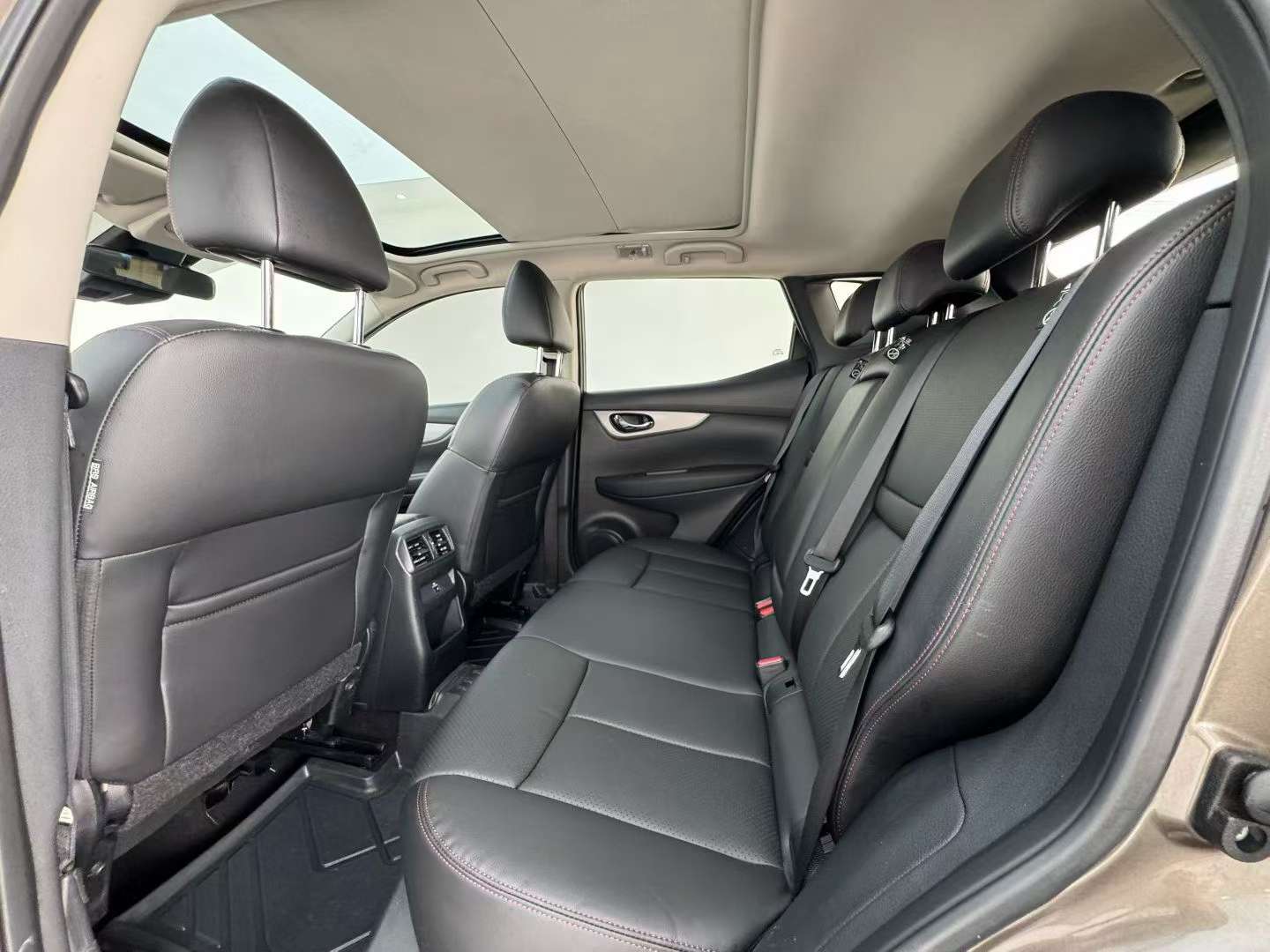 Nissan Qashqai 2.0L Near-Top Trim 5