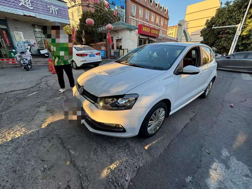 Volkswagen Polo 1.6L with Sunroof 3