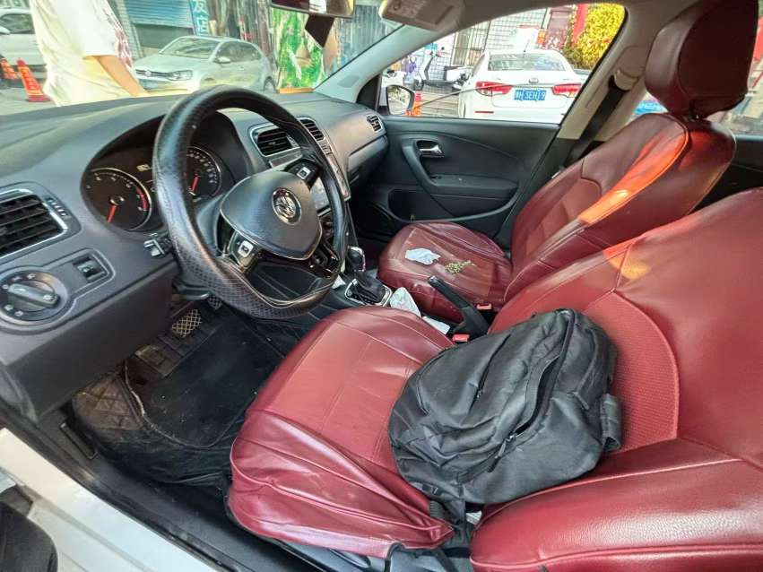 Volkswagen Polo 1.6L with Sunroof 4