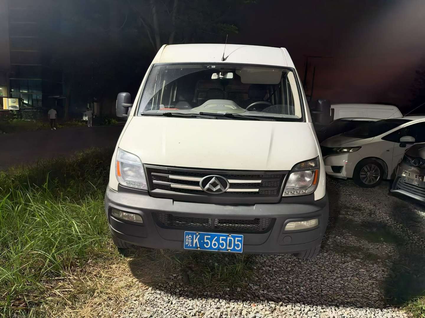 Maxus V80 2.5T Diesel 9-Seater 2