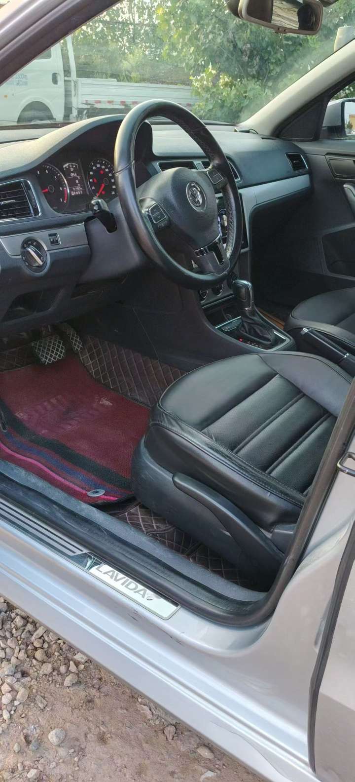 Volkswagen Lavida 1.6L Automatic with Sunroof 4