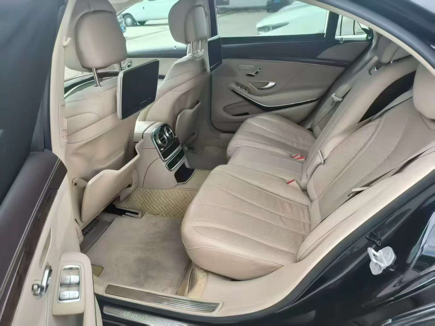 Mercedes-Benz S-Class S400L Premium Edition 3