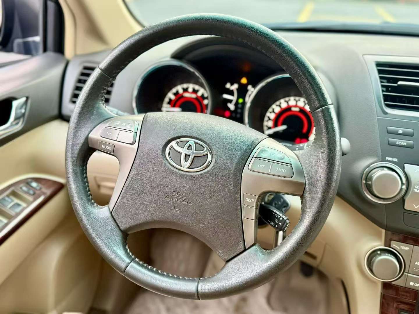 Toyota Highlander 2012 2.7L 2WD 7-Seat Luxury Trim 6