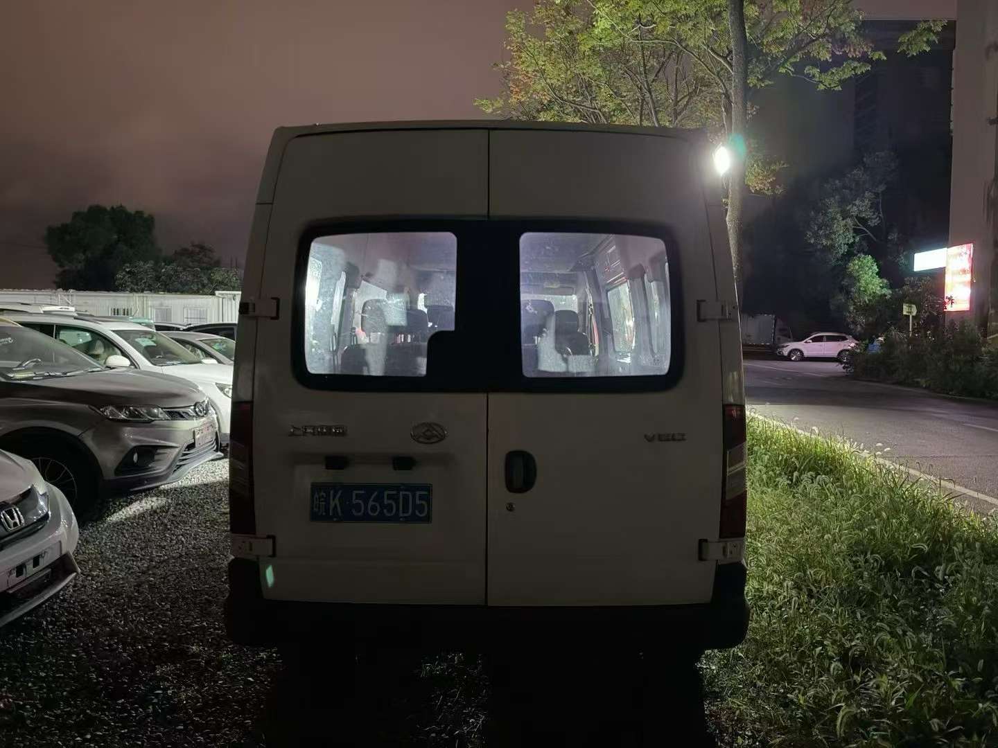 Maxus V80 2.5T Diesel 9-Seater 5