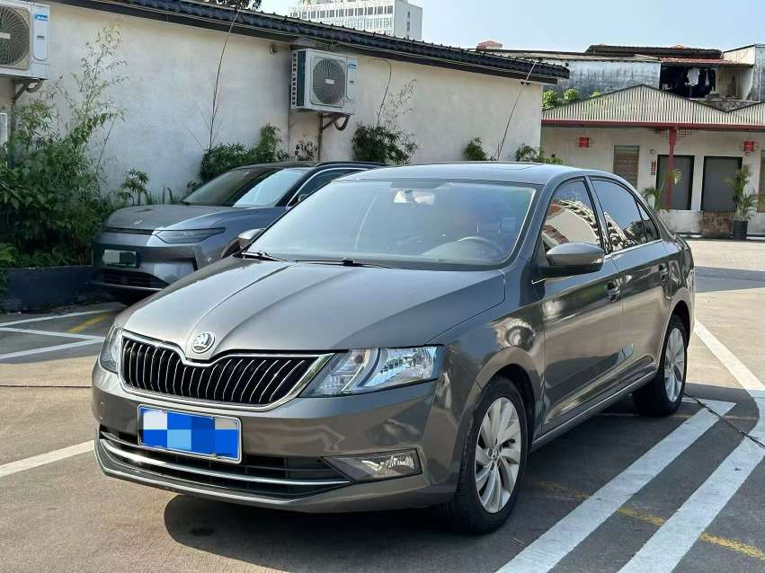 Skoda Rapid 1.6L Automatic Sunroof