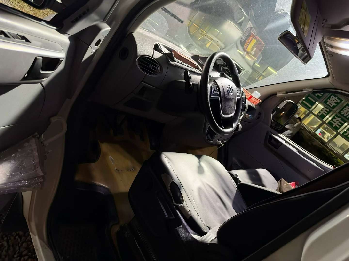 Maxus V80 2.5T Diesel 9-Seater 6