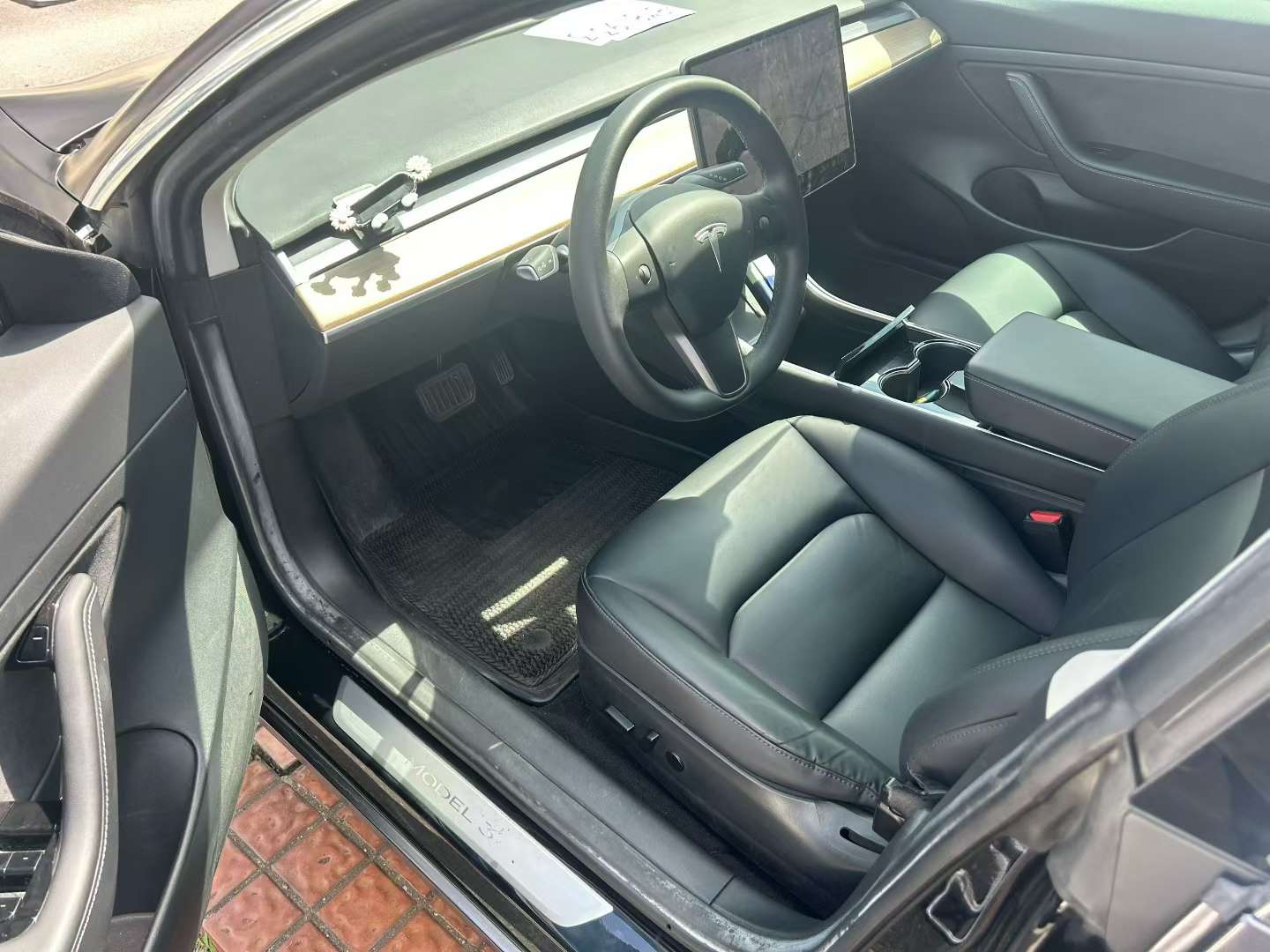 Tesla Model 3 Standard Rear-Wheel Drive 3