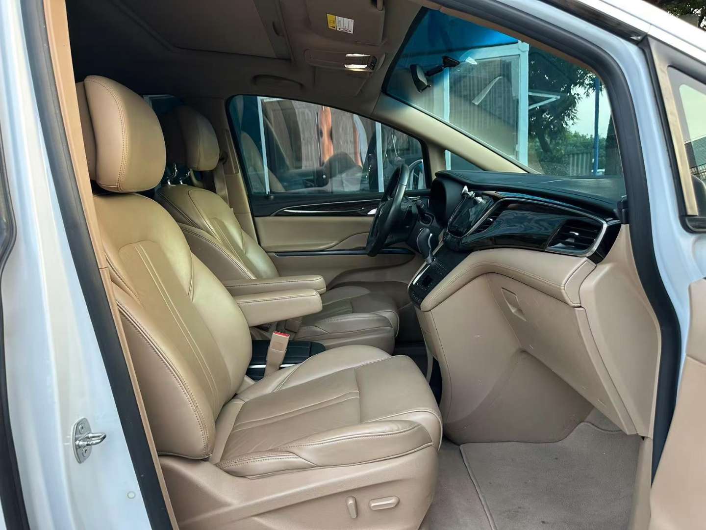 Buick GL8 2017 2.0T ES 28T Premium 5