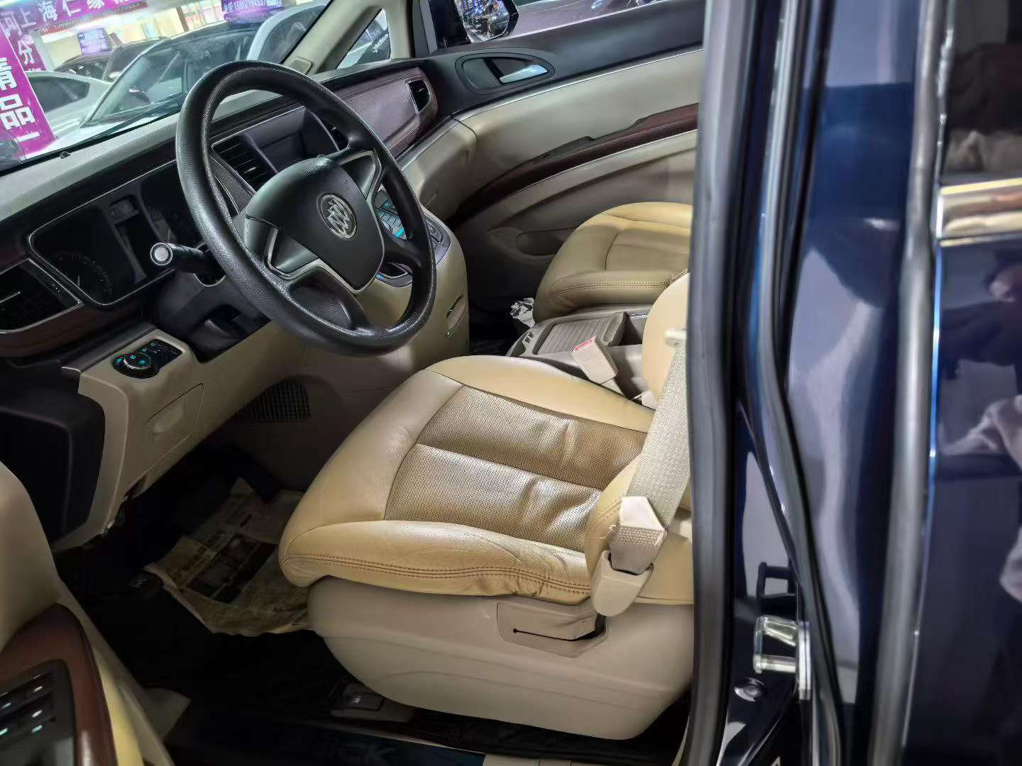 Buick GL8 2.4L Luxury 7
