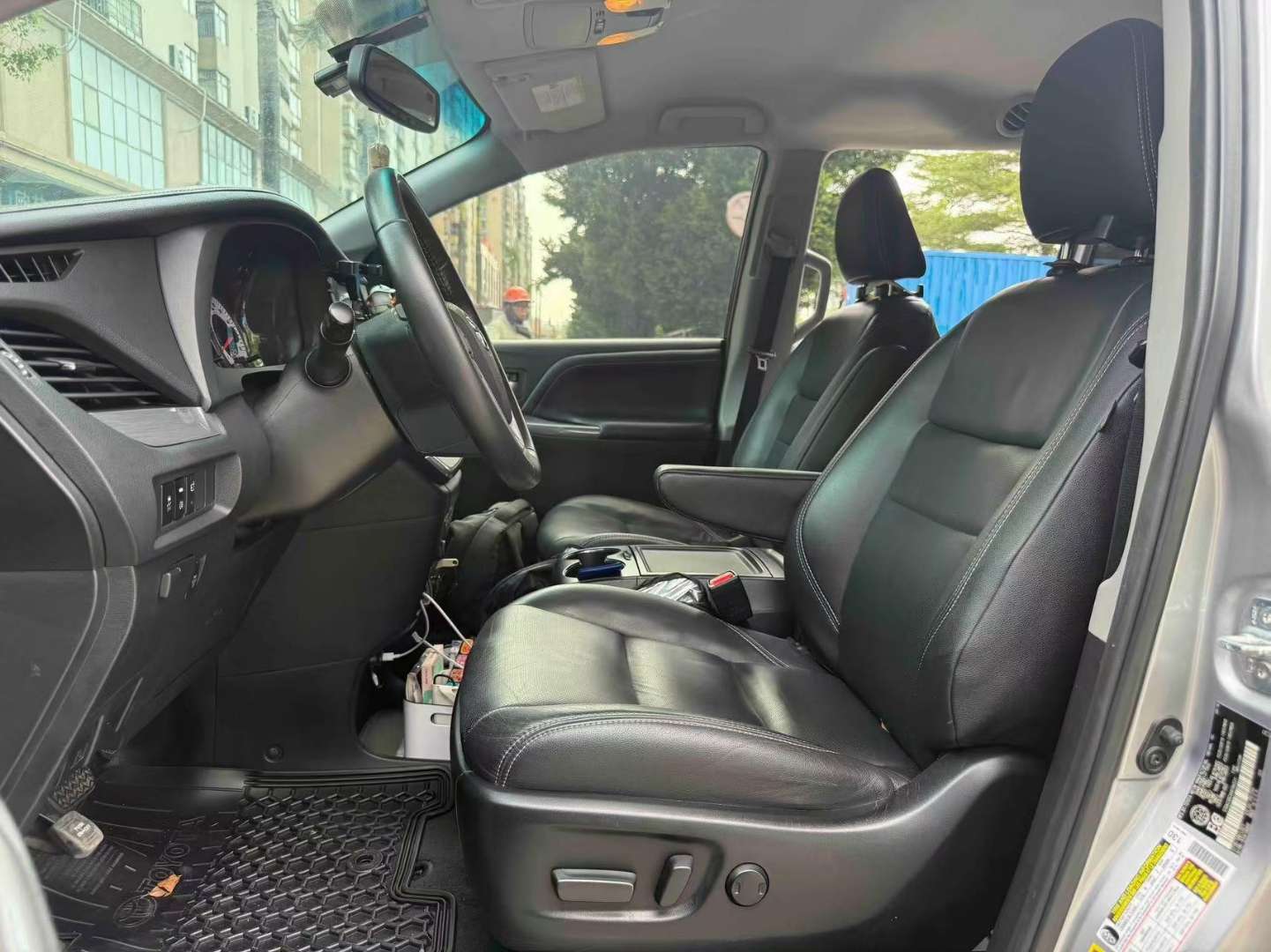 Toyota Sienna US-spec Low Trim 7