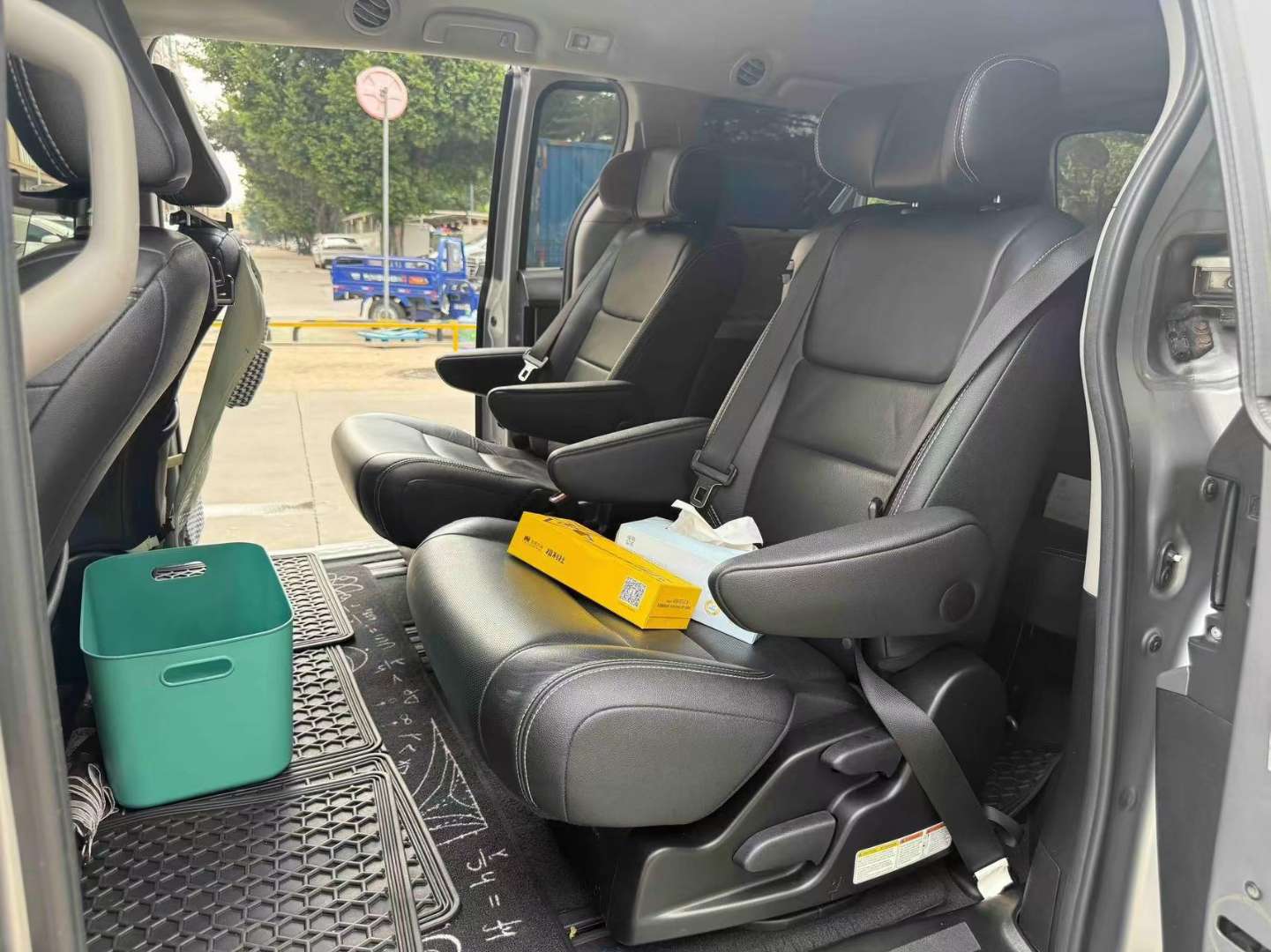 Toyota Sienna US-spec Low Trim 5