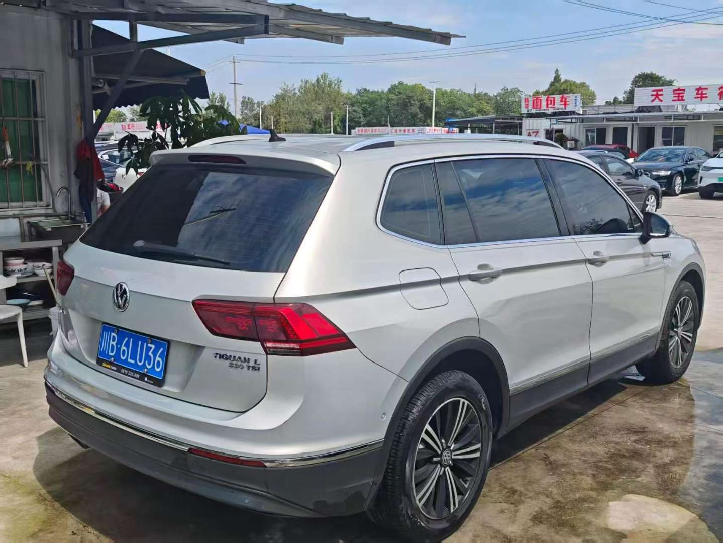 Volkswagen Tiguan L 330 FWD Flagship 4