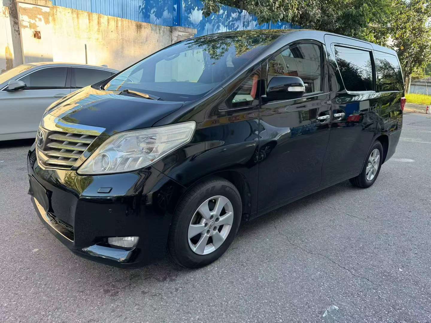 Toyota Alphard Luxury 2.4L 2