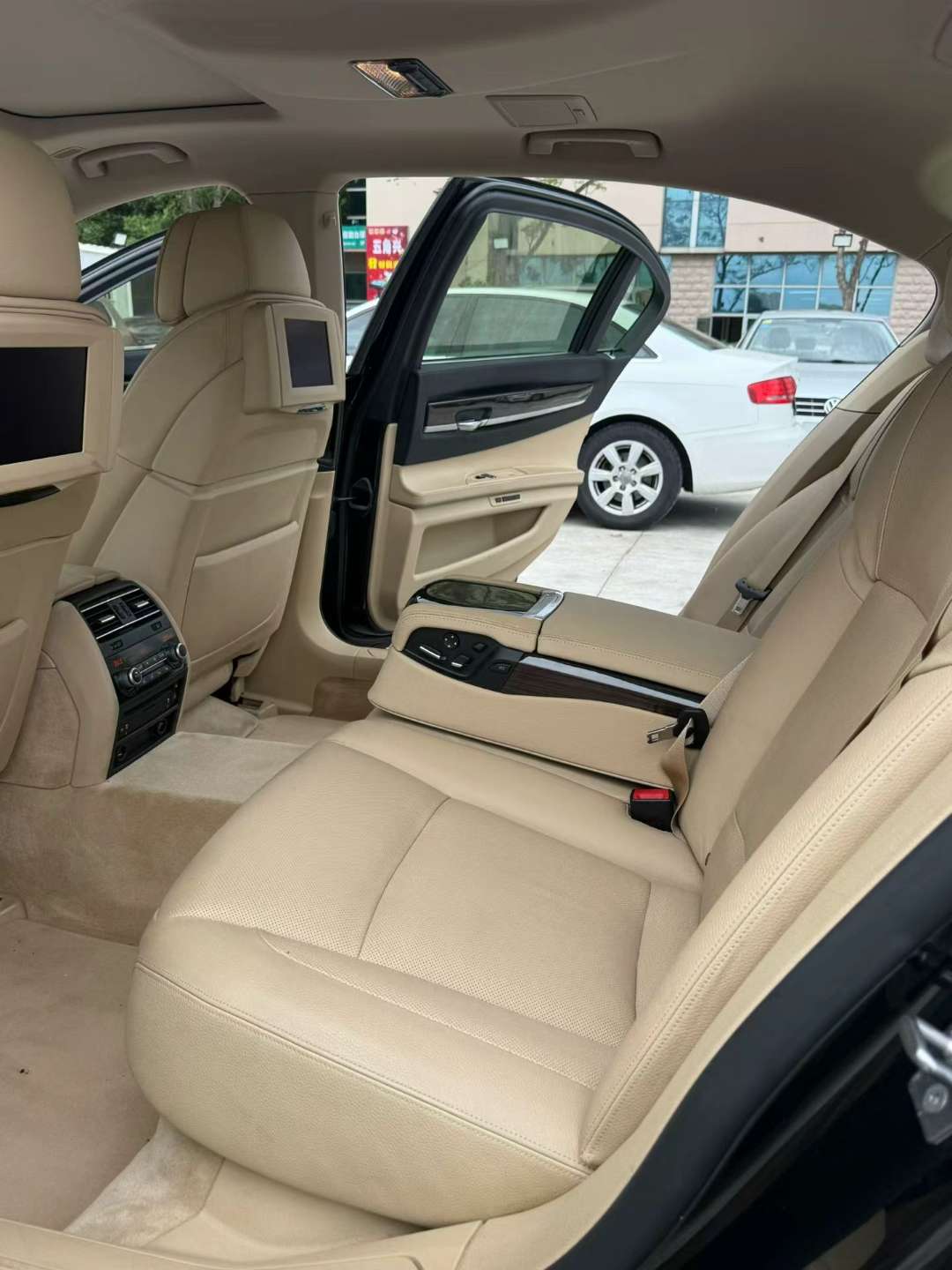 BMW 7 Series 730Li Elegant 9