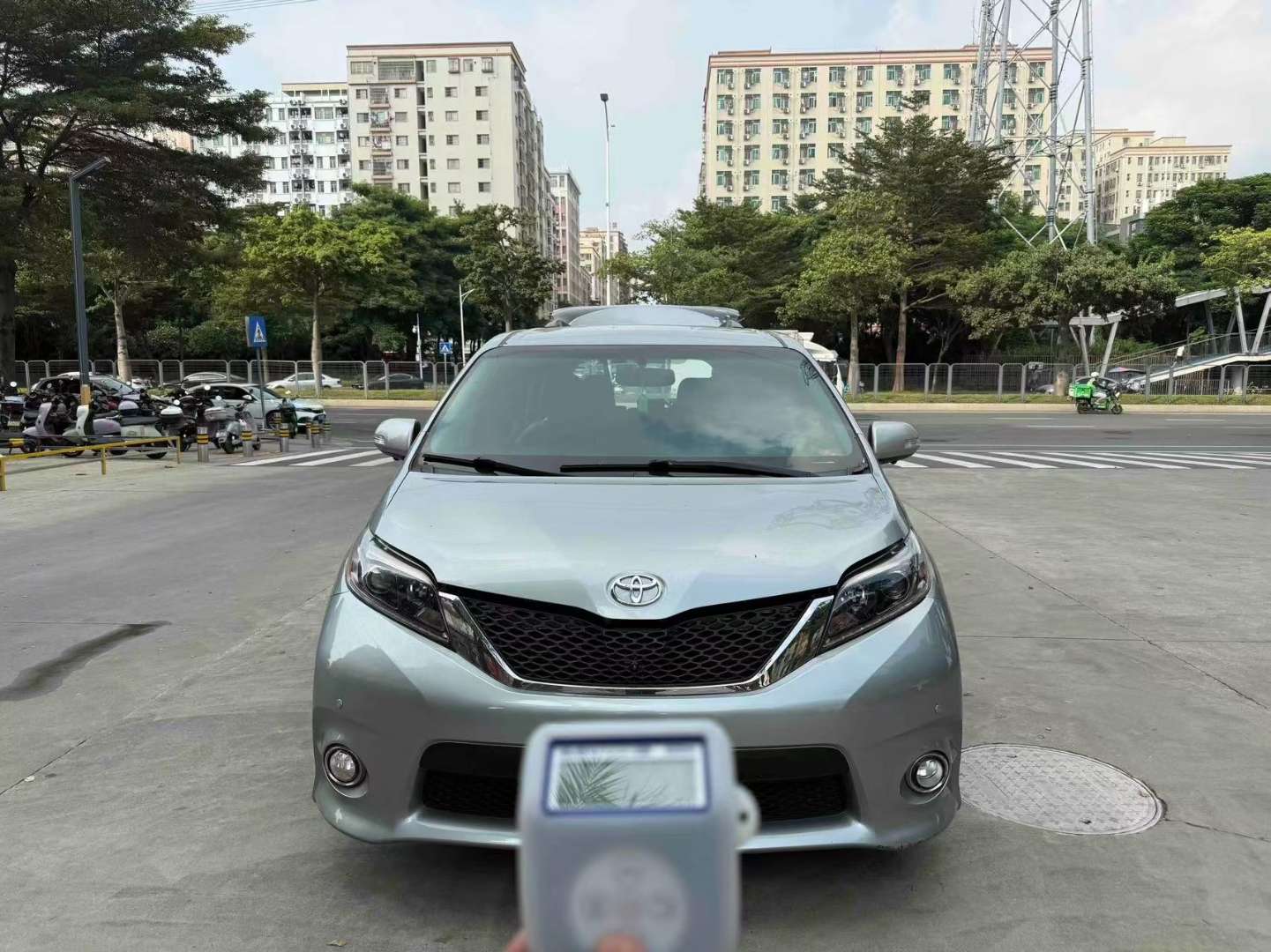 Toyota Sienna US-spec Low Trim
