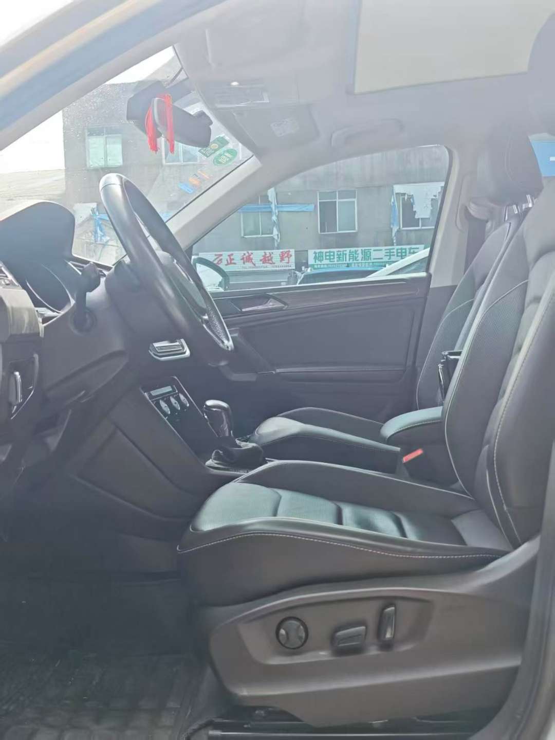 Volkswagen Tiguan L 330 FWD Flagship 6
