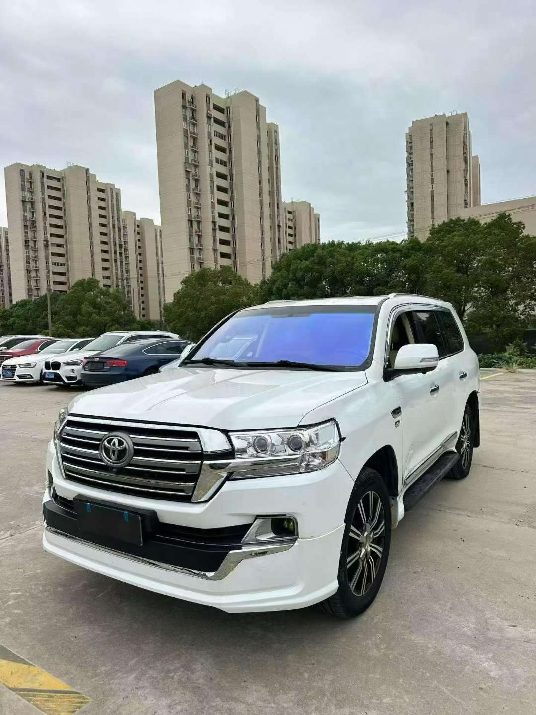 Toyota Land Cruiser 4.7 V8 8-Seater 2
