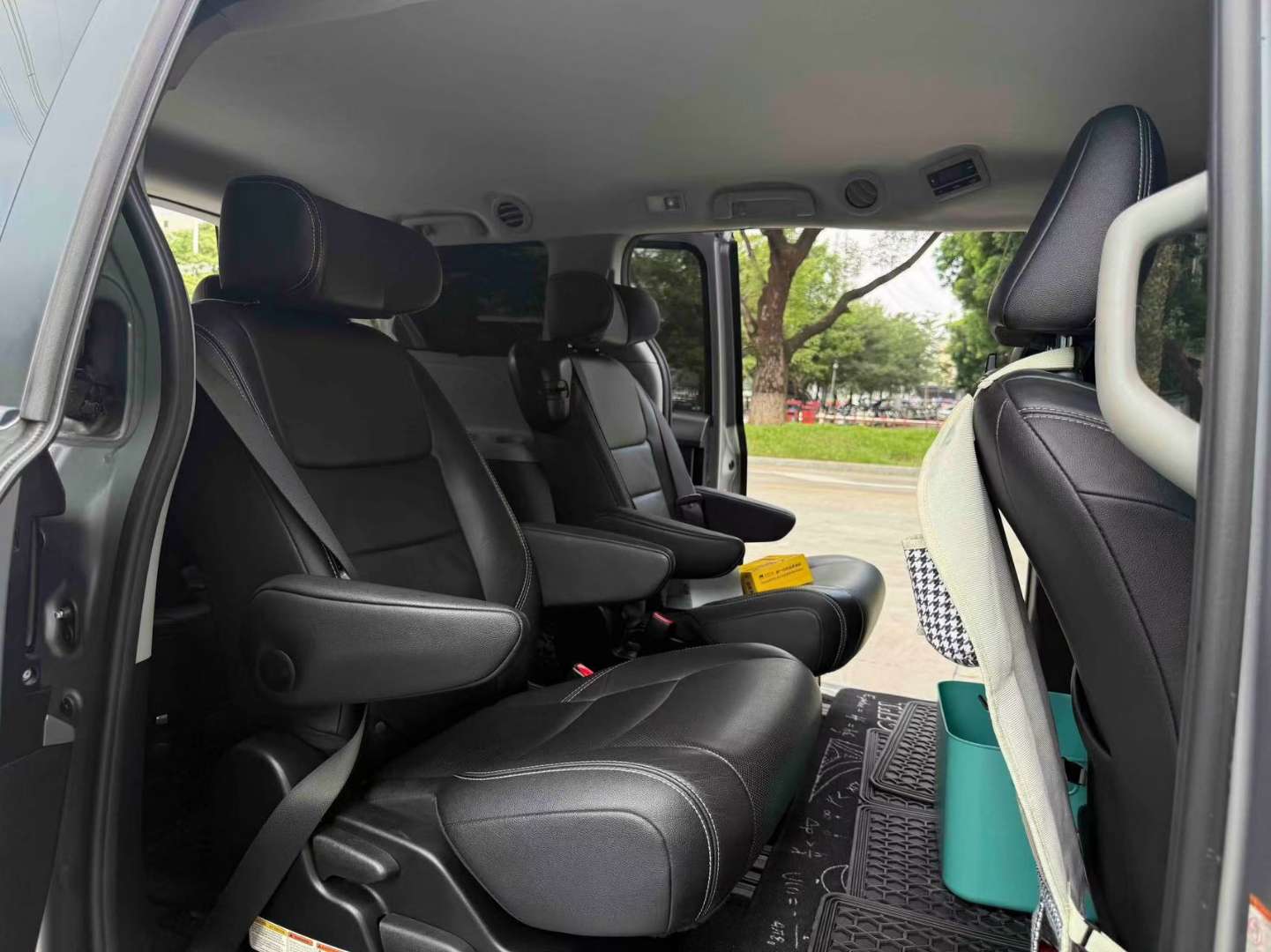 Toyota Sienna US-spec Low Trim 4