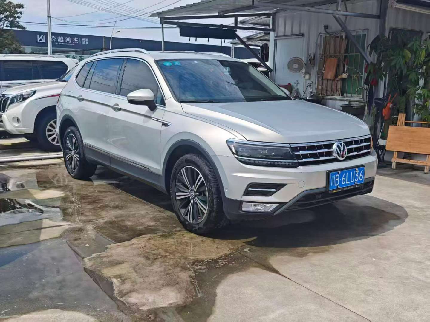 Volkswagen Tiguan L 330 FWD Flagship 2