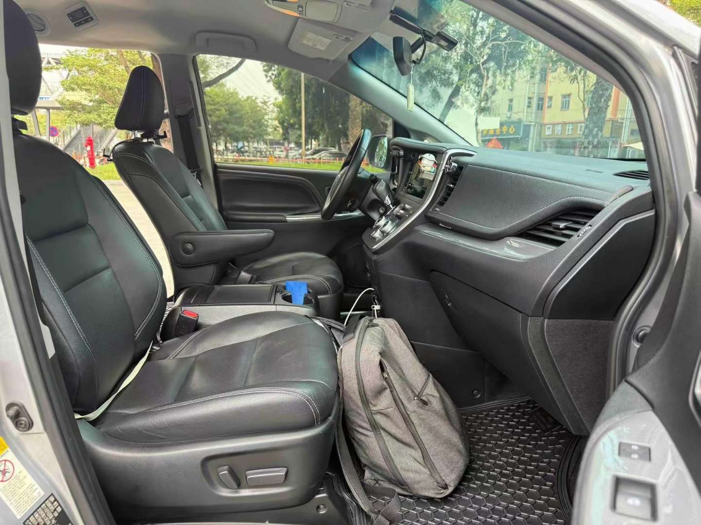 Toyota Sienna US-spec Low Trim 6