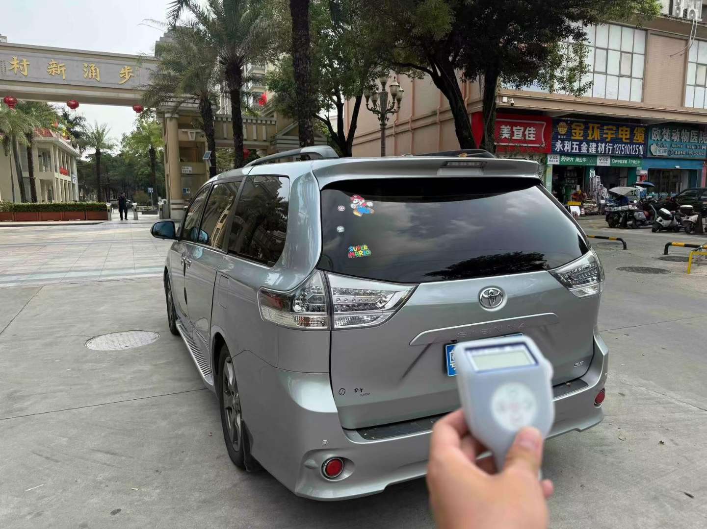 Toyota Sienna US-spec Low Trim 3