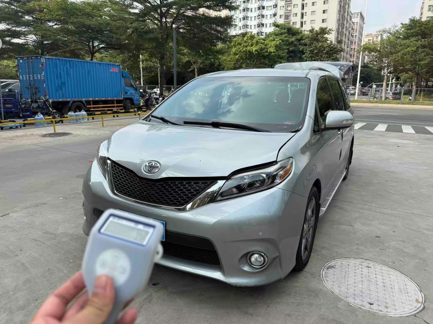 Toyota Sienna US-spec Low Trim 2