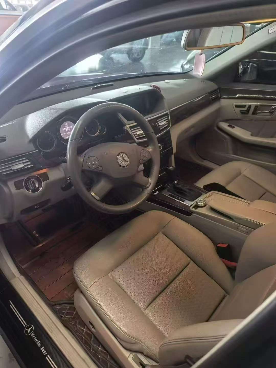 Mercedes-Benz E-Class 2011 E200 5