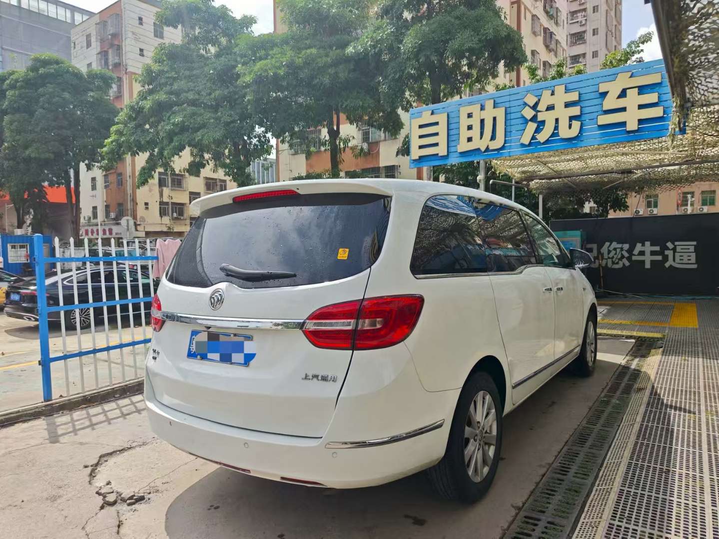 Buick GL8 25S Luxury Edition 3