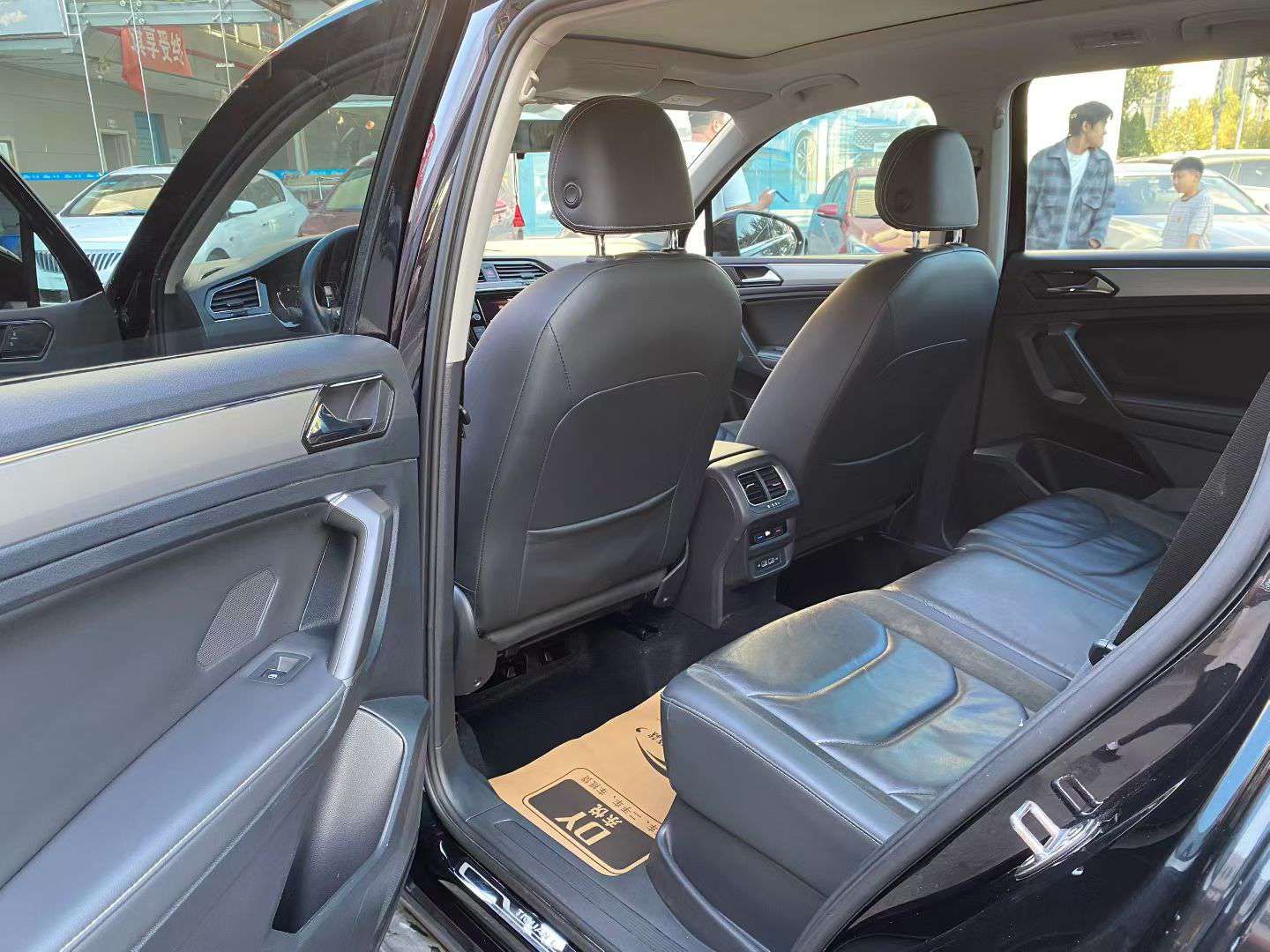 Volkswagen Tiguan L 2.0T High Trim 8
