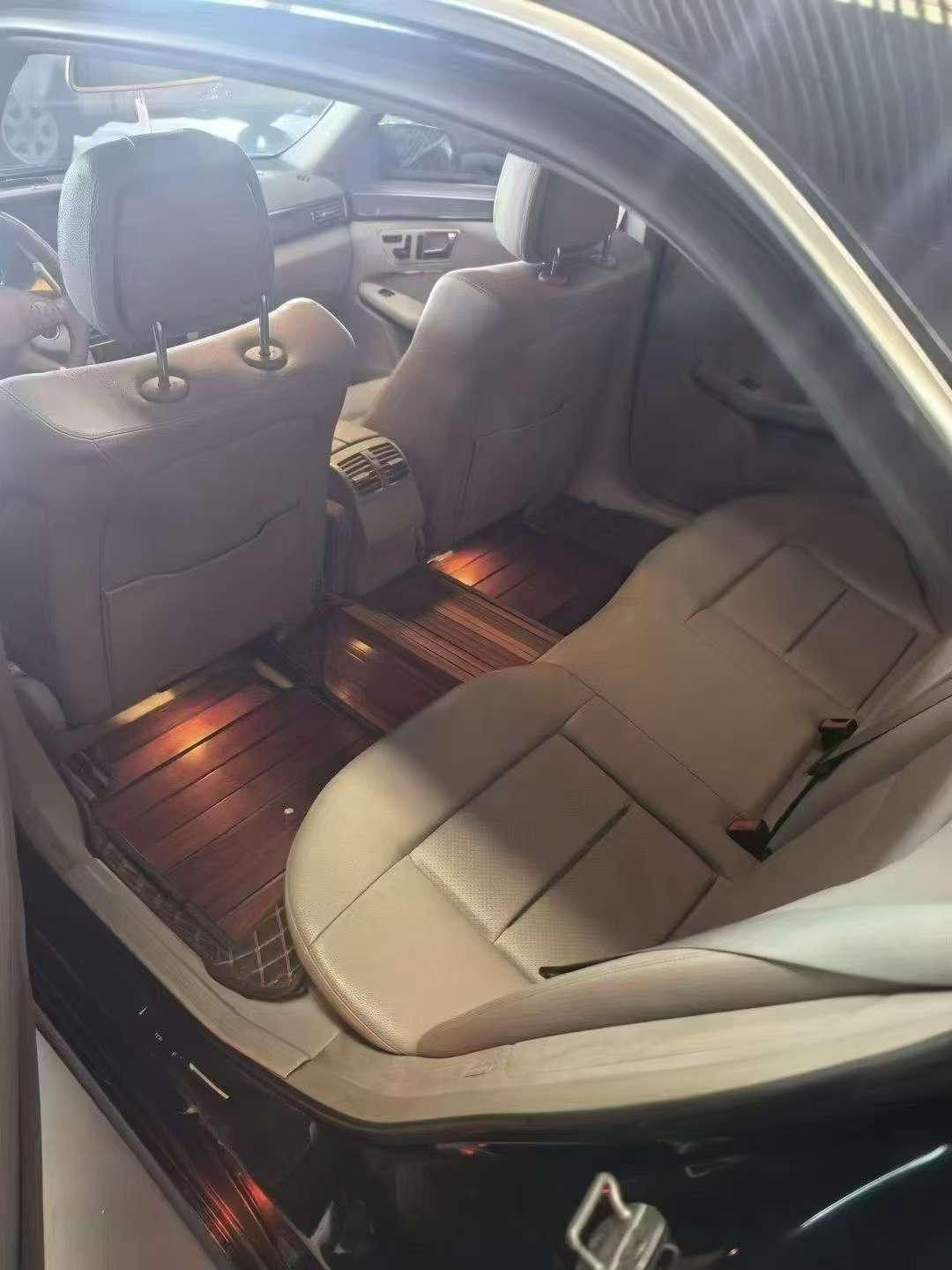 Mercedes-Benz E-Class 2011 E200 3