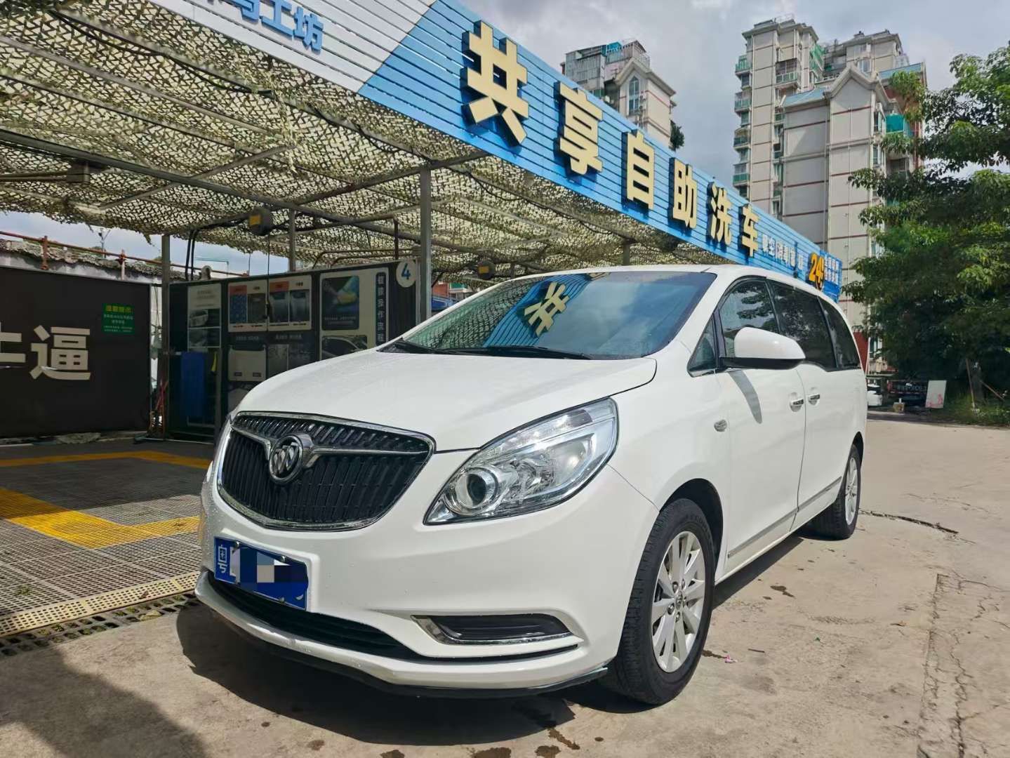 Buick GL8 25S Luxury Edition 2