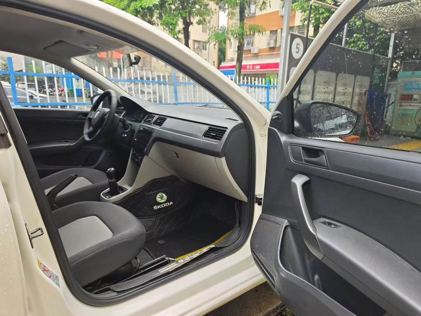 Skoda Rapid 1.6L Manual Select 6
