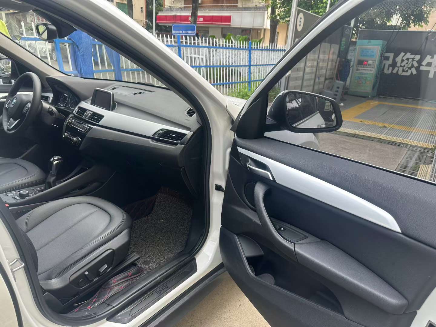 BMW X1 2.0T sDrive20Li Leading Edition 6
