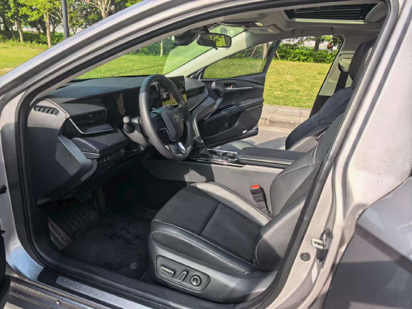Toyota Camry 2024 Hybrid 2.0L Luxury Edition 6