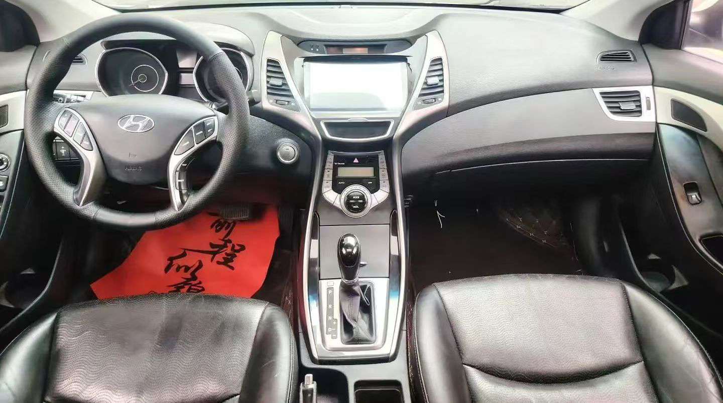 Hyundai Elantra 1.6L Premium 5
