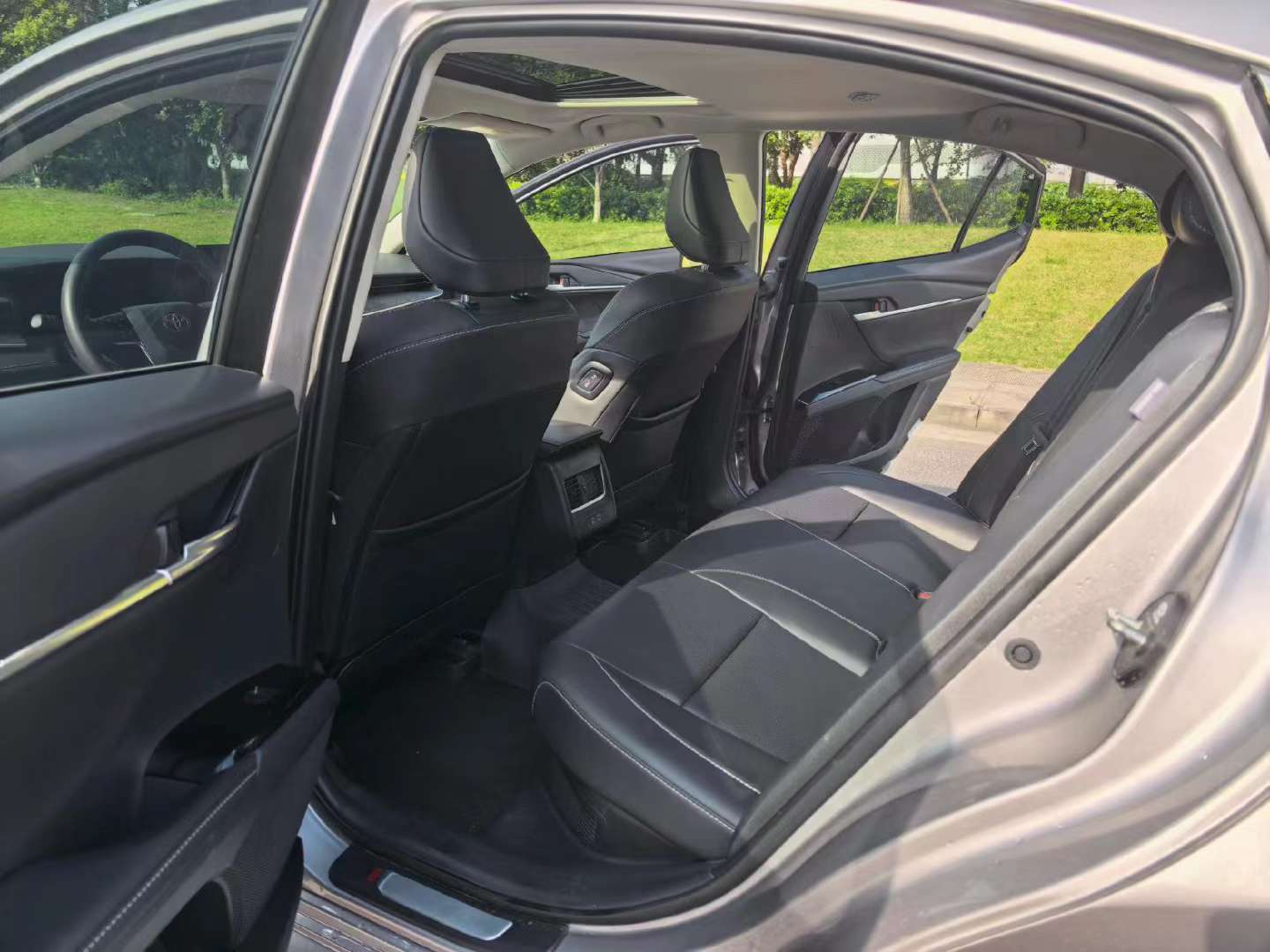 Toyota Camry 2024 Hybrid 2.0L Luxury Edition 5